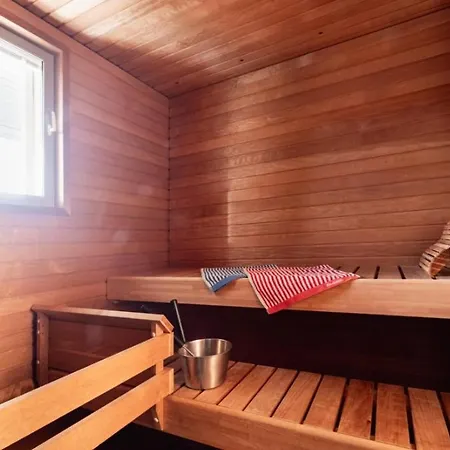 Paritalohuoneisto Omalla Pihalla Apartment *