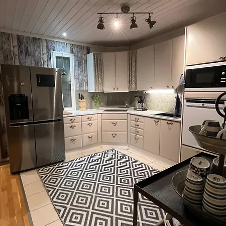 Paritalohuoneisto Omalla Pihalla Apartment *